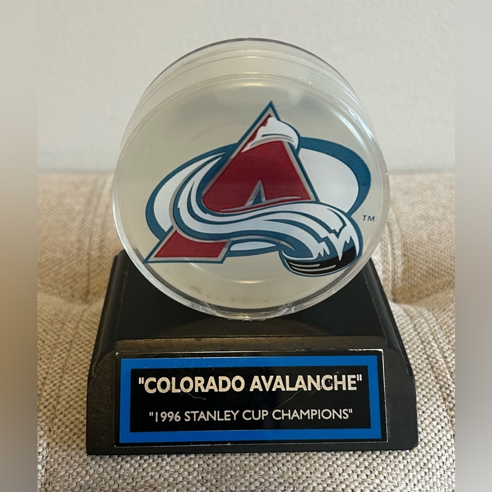 Colorado Avalanche 1996 Stanley Cup Champions Puck Display Slice Of Ice No COA